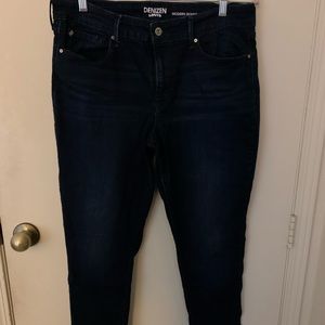 LIKE NEW Dark Wash Modern Skinny Jeans